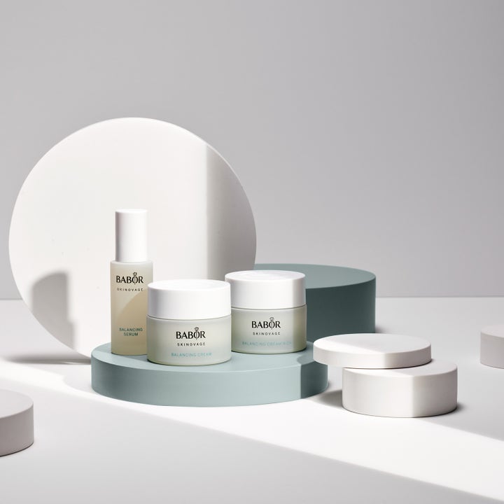 Babor Balancing Serum 30 ml balancerende ansigtsserum i frostet glasflaske på minimalistiske podier