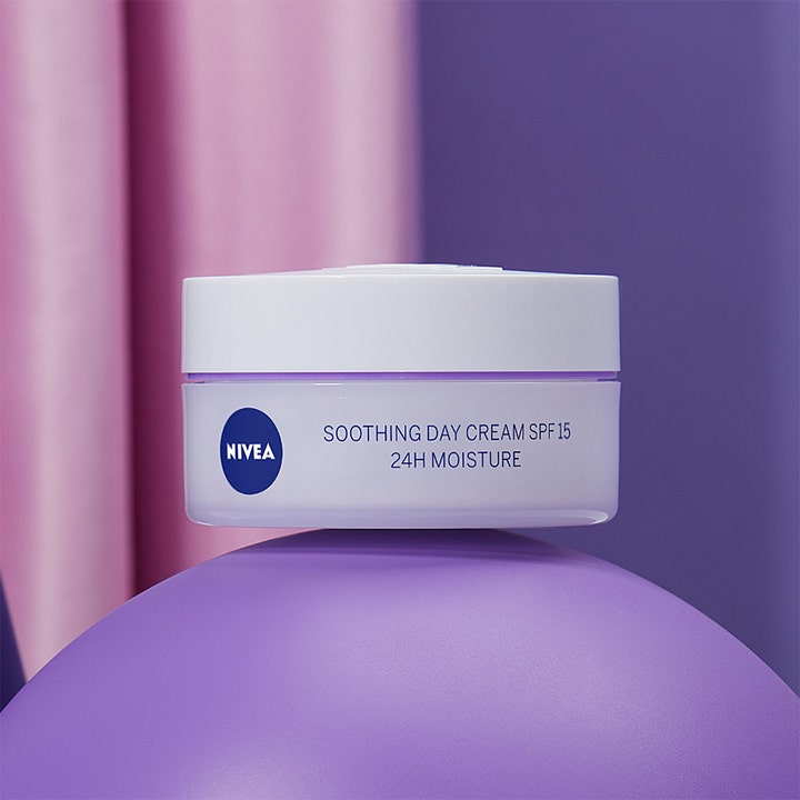 NIVEA Soothing Day Cream 50 ml beroligende dagcreme med SPF15 i hvid krukke mod en lilla baggrund