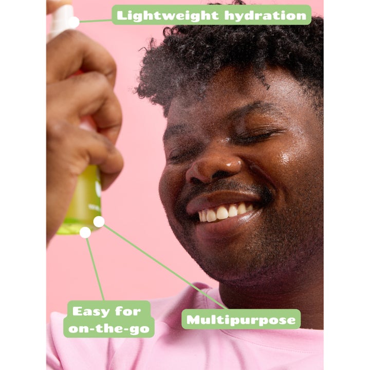 Smuuti Skin Watermelon Dew Toner Mist 100 ml fugtgivende face mist sprayes på ansigtet for lightweight hydration.