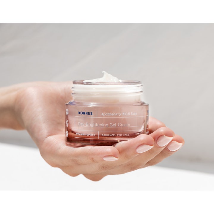 KORRES Apothecary Wild Rose 40 ml dagcreme med Vitamin C giver glød i en lyserød glaskrukke med cremet tekstur.