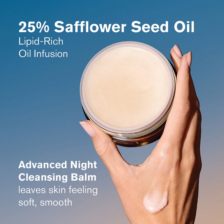 Estée Lauder Advanced Night Cleansing Balm 70 ml ansigtsrens med 25% saflorolie giver blød hud og har cremet tekstur.