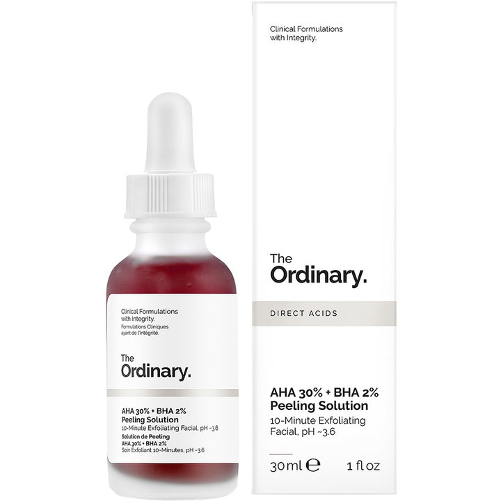 The Ordinary AHA 30% + BHA 2% Peeling Solution 30 ml eksfolierende ansigtsmaske i glasflaske med dybrød væske og æske.