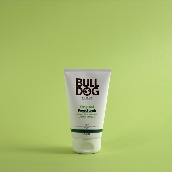 Bulldog Original Face Scrub 125 ml eksfolierende ansigtsskrub med mandelskal i hvid tube på grøn baggrund