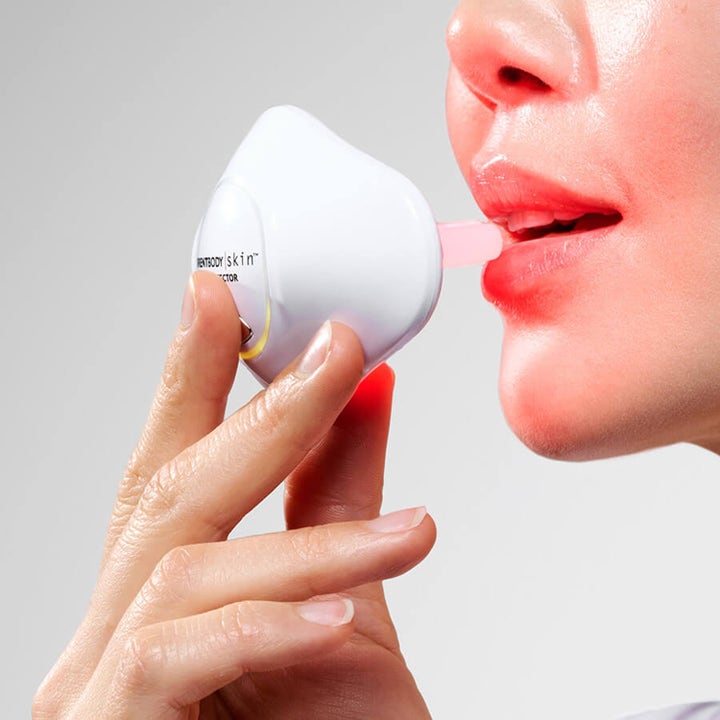 Currentbody Skin LED Lip Perfector anti-age læbebehandling der anvendes direkte på læberne med et rødt lysskær