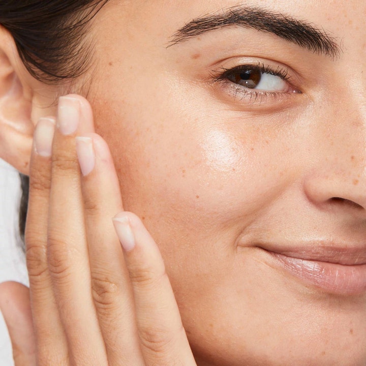 Dermalogica Retinol Clearing oil 30 ml ansigtsolie giver strålende glød vist på en tæt ansigtsprofil.