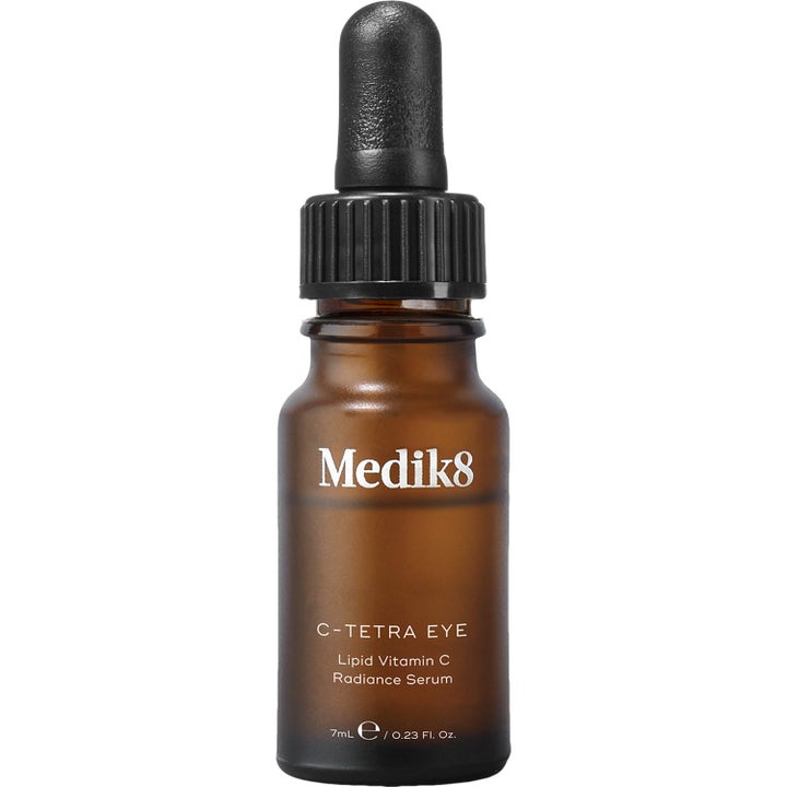 Medik8 C-Tetra Eye 7 ml øjenserum med C-vitamin der giver glød i en lille mørk glasflaske med sort pipette