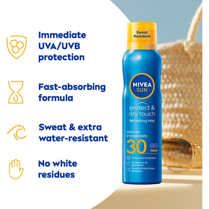 NIVEA Sun Protect & Dry Touch 200 ml svedresistent solspray i blå flaske ved siden af en strandtaske