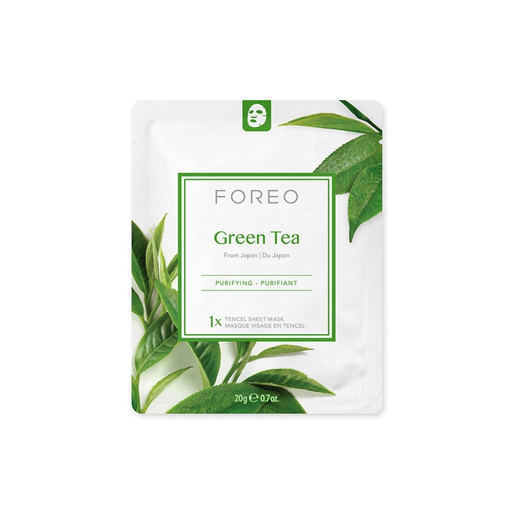 FOREO Farm To Face Green Tea 20 g rensende ansigtsmaske i hvid indpakning prydet med friske grønne teblade.