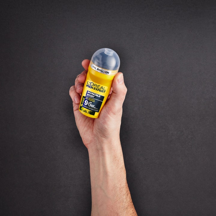 L'Oréal Paris Men Expert Invincible Sport 50 ml roll-on mod sved i gul XXL-beholder holdt i en hånd