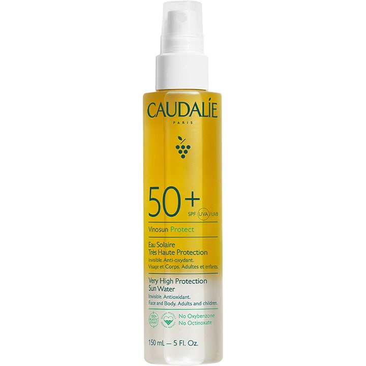 Caudalie Vinosun Protect Eau Solaire 150 ml solbeskyttelse beskytter huden i en gul transparent sprayflaske med hvid pumpe.