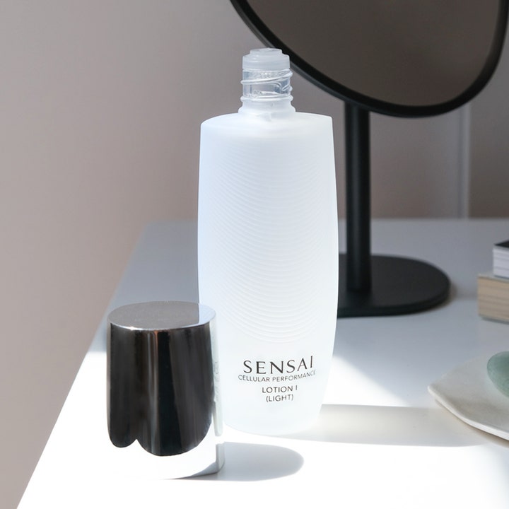 Sensai Cellular Performance Lotion I Light 125 ml fugtgivende ansigtsvand i hvid mønstret flaske med løst sølvlåg
