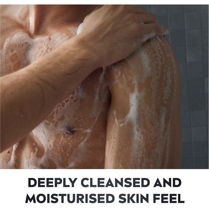 NIVEA MEN Active Clean Shower Cream 250 ml bodyshampoo giver dybderenset hud vist som hvidt skum på en mand i badet.