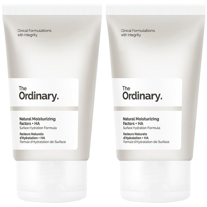 The Ordinary Natural Moisturizing Factors + HA fugtgivende ansigtscreme i to hvide tuber der giver overfladehydrering