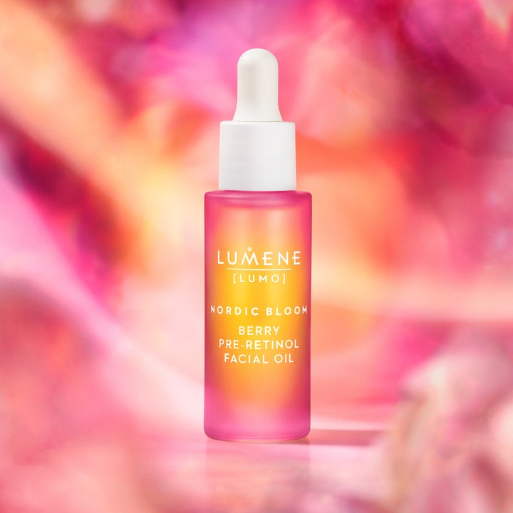 Lumene Nordic Bloom Pre-Retinol Facial Oil 30 ml udglattende ansigtsolie i pink glasflaske med hvid pipette