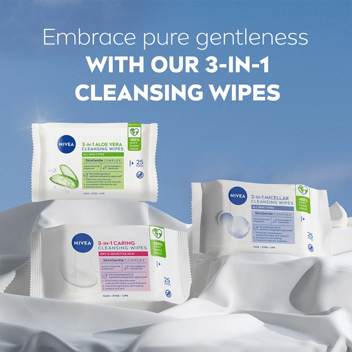 NIVEA Naturally Good Wipes 25 stk fugtgivende renseservietter i tre varianter på hvidt stof mod en blå himmel