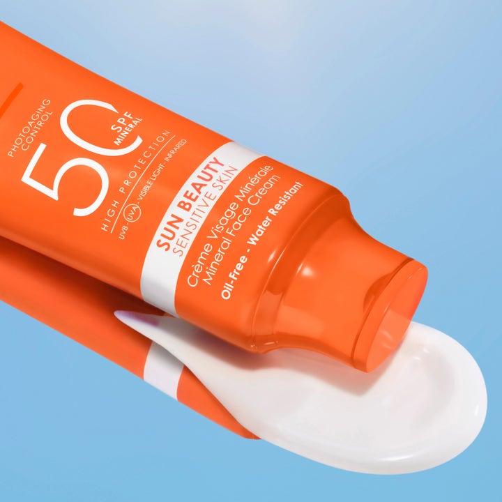 Lancaster Sun Sensitive Sun Beauty Mineral Face Cream 50 ml solcreme med hvid tekstur og orange tube