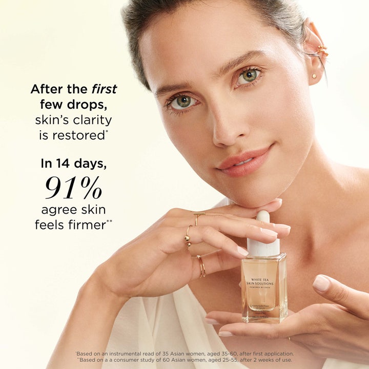 Elizabeth Arden White Tea Skin Bi-phase Oil Serum 30 ml ansigtsolie giver klarhed og fasthed vist med en kvinde.