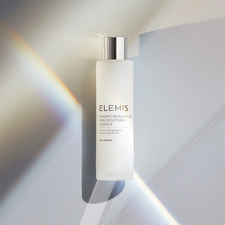 Elemis Dynamic Resurfacing Skin Smoothing Essence 100 ml udglattende essence i frostet flaske med sølvlåg.