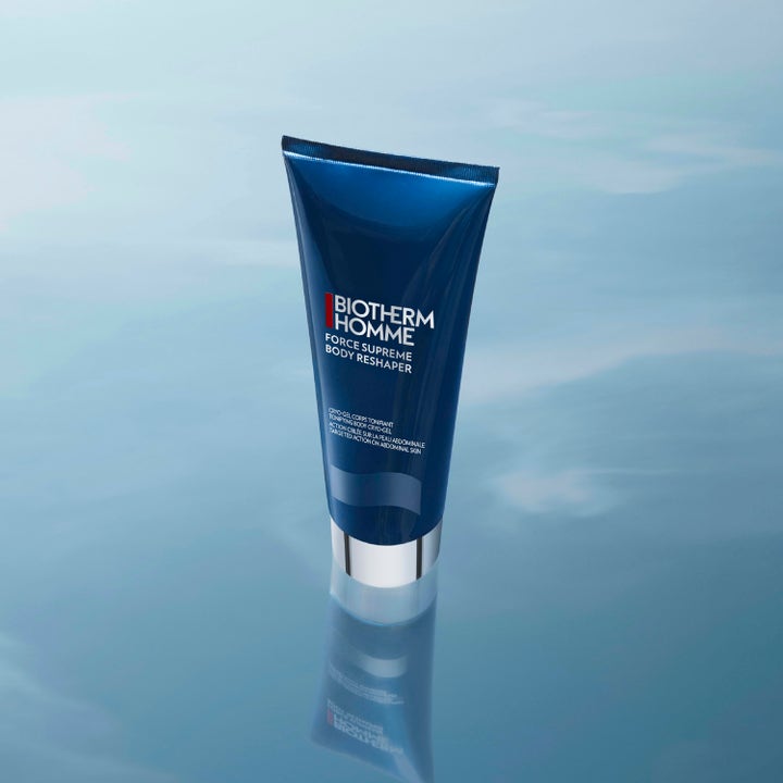 Biotherm Homme Force Supreme Body Reshaper 125 ml opstrammende bodygel i mørkeblå tube på vandoverflade
