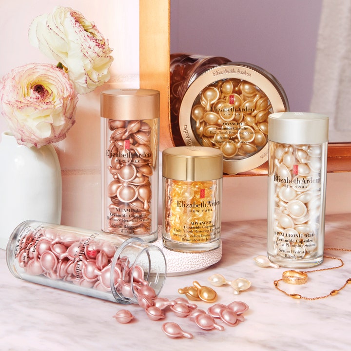 Elizabeth Arden Advanced Ceramide 60 Capsules genopbyggende ansigtsserum i guldglas med blomster og smykker.