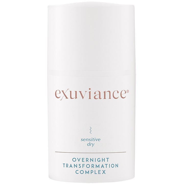 Exuviance Overnight Transformation Complex fugtgivende natcreme i hvid cylinderformet pumpeflaske med rosaguld tekst