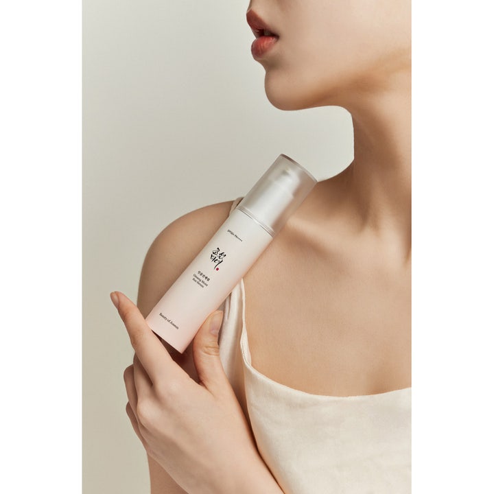 Beauty of Joseon Ginseng Moist Sun Serum 50 ml fugtgivende solserum med SPF50 holdt af en kvinde mod sin skulder