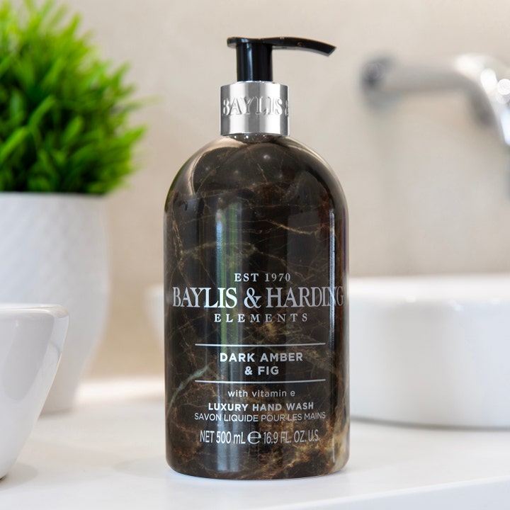 Baylis & Harding Elements Hand Wash Dark Amber & Fig 500 ml håndsæbe med vitamin e i luksuriøs marmorflaske ved vasken.