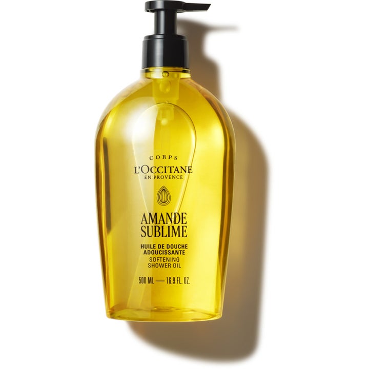 L'Occitane Amande Sublime 500 ml blødgørende badeolie i gennemsigtig flaske med gylden olie og sort pumpe
