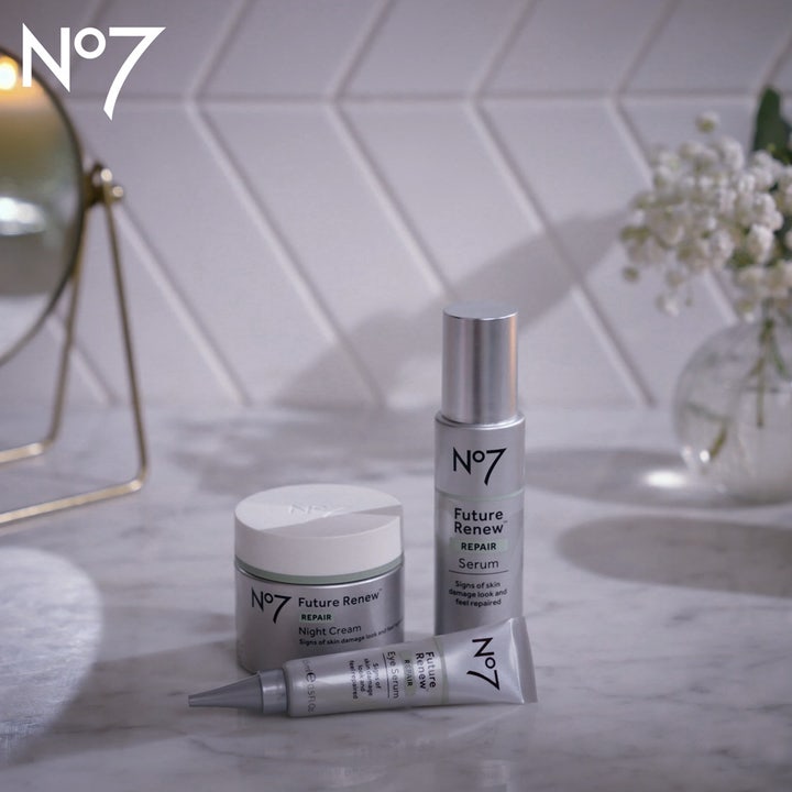 No7 Future Renew Repair Night Cream 50 ml nattcreme i sølv krukke i et badeværelsesmiljø med serum og øjencreme