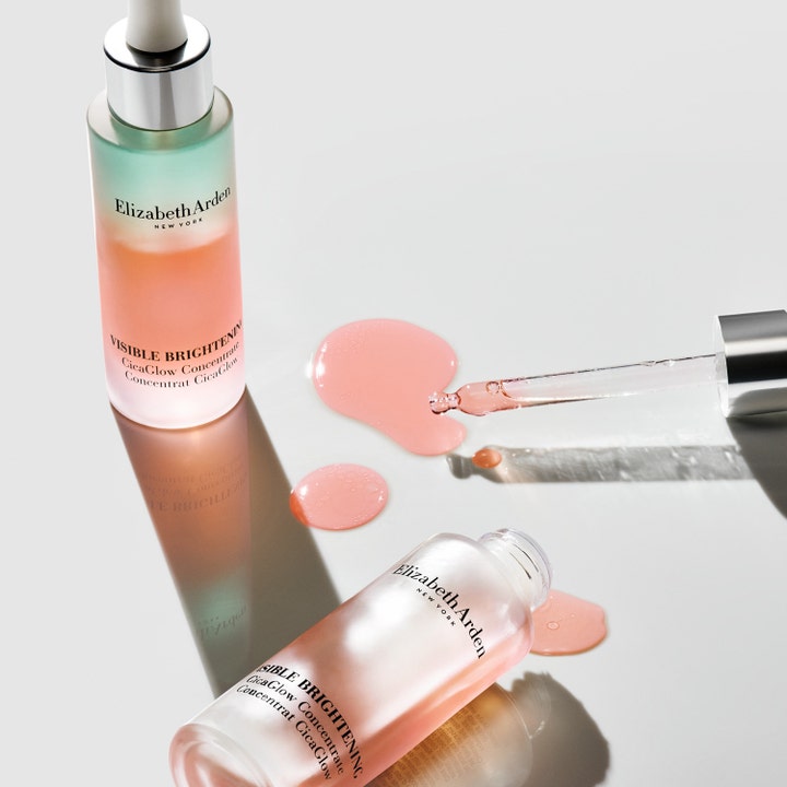 Elizabeth Arden Visible Brightening CicaGlow 30 ml serum i frostet glasflaske med dråber af lyserød tekstur
