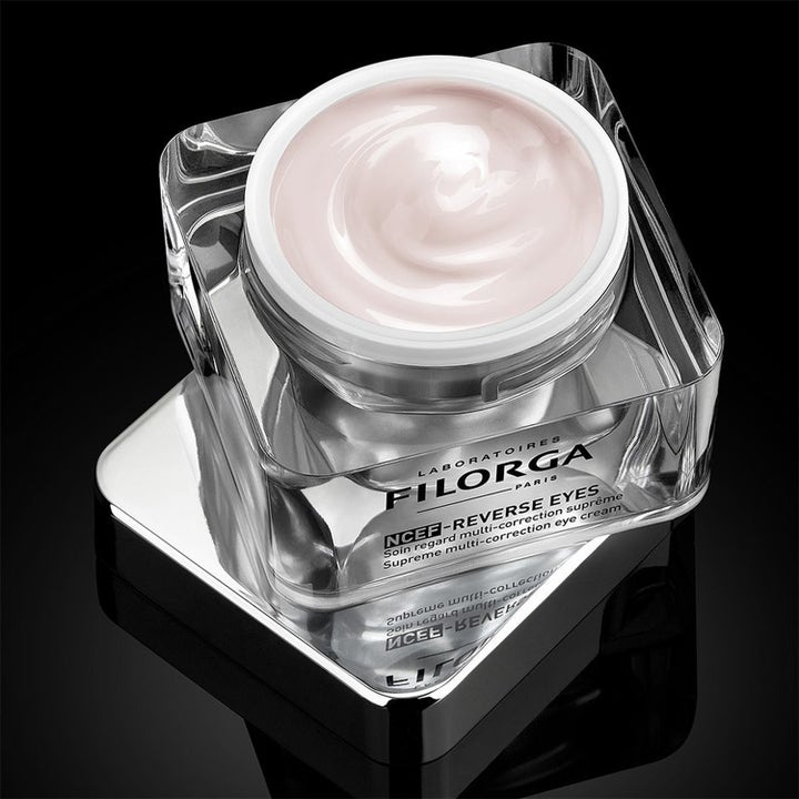 Filorga Lifting & Firming Set NCEF-Reverse Eyes opstrammende øjencreme med lyserød tekstur i en krukke af sølv og glas.