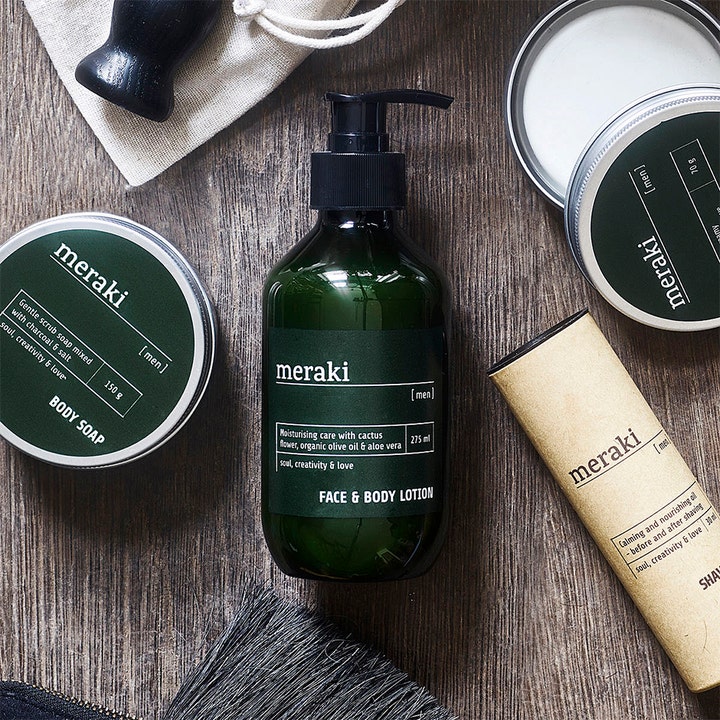 Meraki Face & Body Lotion 275 ml fugtgivende ansigtscreme i mørkegrøn flaske med pumpe blandt andre plejeprodukter