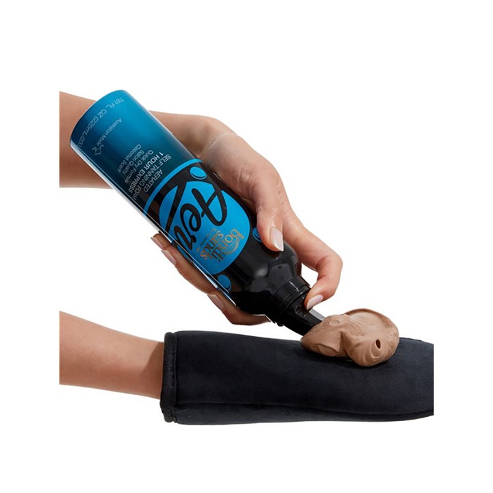 Bondi Sands 1 Hour Express 225 ml selvbruner mousse giver hurtig glød med brun skum på en sort påføringshandske
