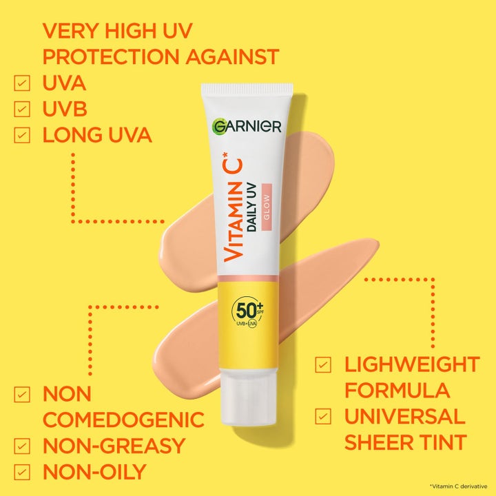 Garnier Vitamin C Daily UV Glow serum med SPF 50 og universal sheer tint vist med lette teksturprøver.
