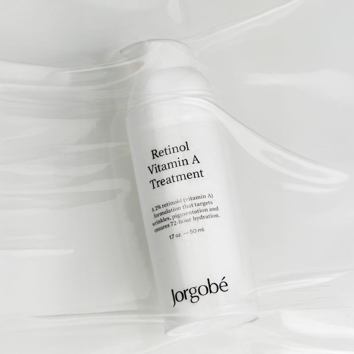 Jorgobé Retinol Vitamin A Treatment 50 ml serum mod rynker i hvid pumpeflaske bag en bølgende klar tekstur