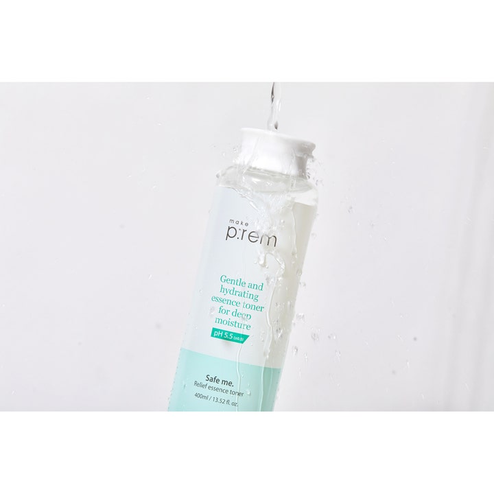 Make Prem Safe Me Relief Essence Toner 400 ml fugtgivende toner med pH 5.5 i hvid flaske med vandstænk