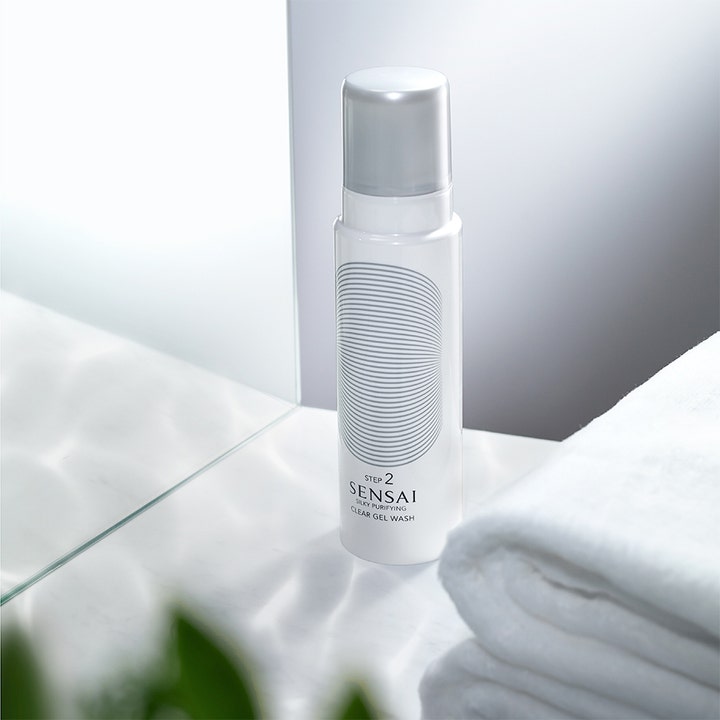 Sensai Silky Purifying Clear Gel Wash 145 ml rensegel i hvid flaske med sølvlåg ved siden af et hvidt håndklæde