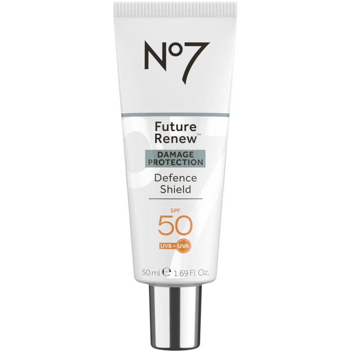 No7 Future Renew Damage Protection Defence Shield 50 ml beskyttende solcreme i hvid tube med sølvlåg og orange tekst