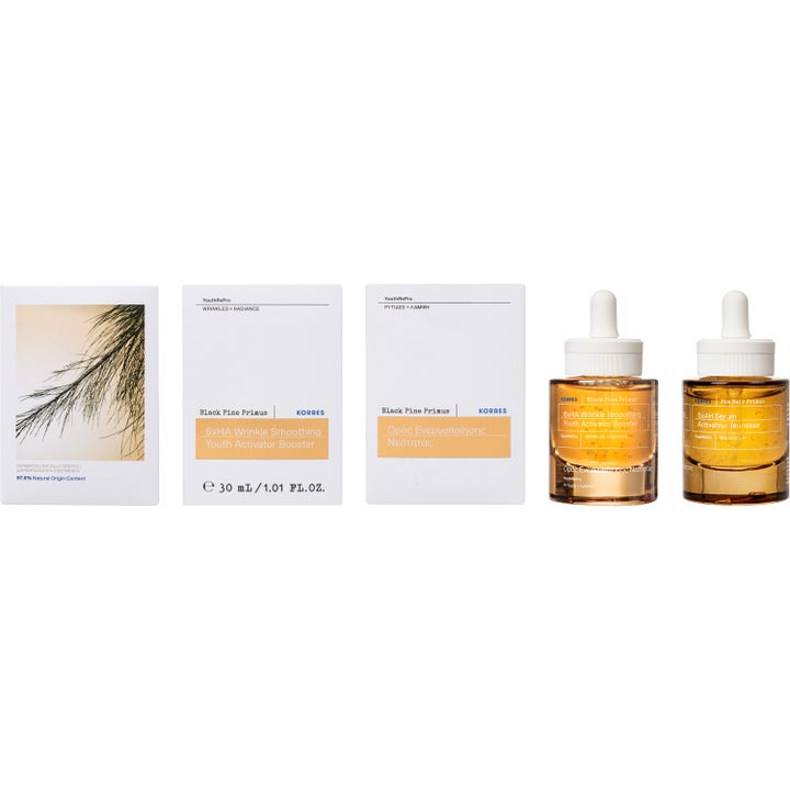 KORRES Black Pine Primus 30 ml booster serum udglatter rynker vist med hvid emballage og ravfarvede glasflasker