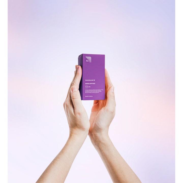 Niche Beauty Lab Theramid Derma-Peptides 35% 30 ml anti-age serum i lilla emballage holdt frem af hænder