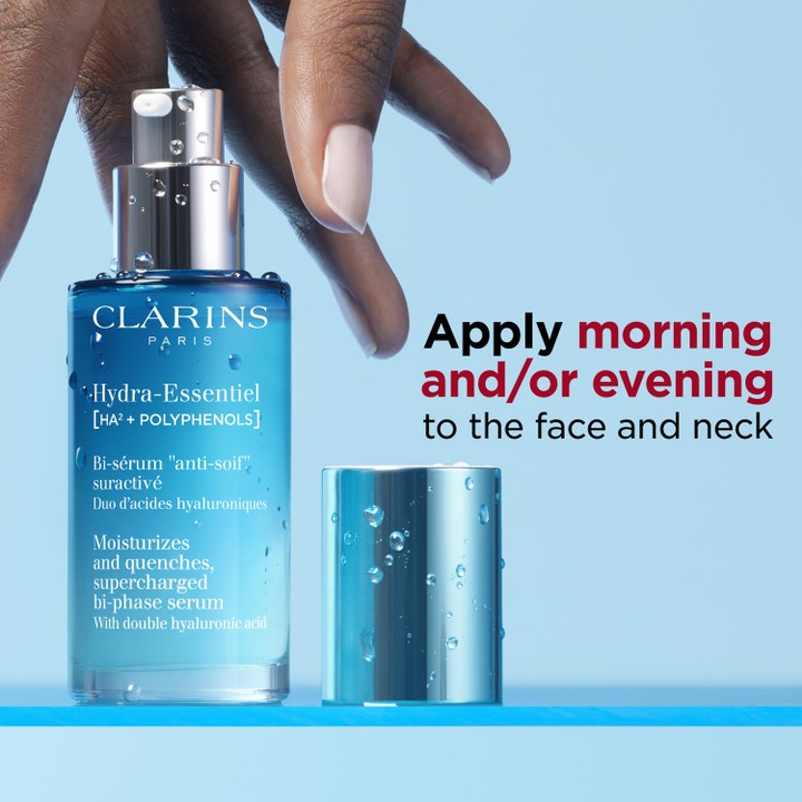 Clarins Hydra-Essentiel 30 ml fugtgivende serum i blå glasflaske med sølvpumpe og instruktion om påføring.