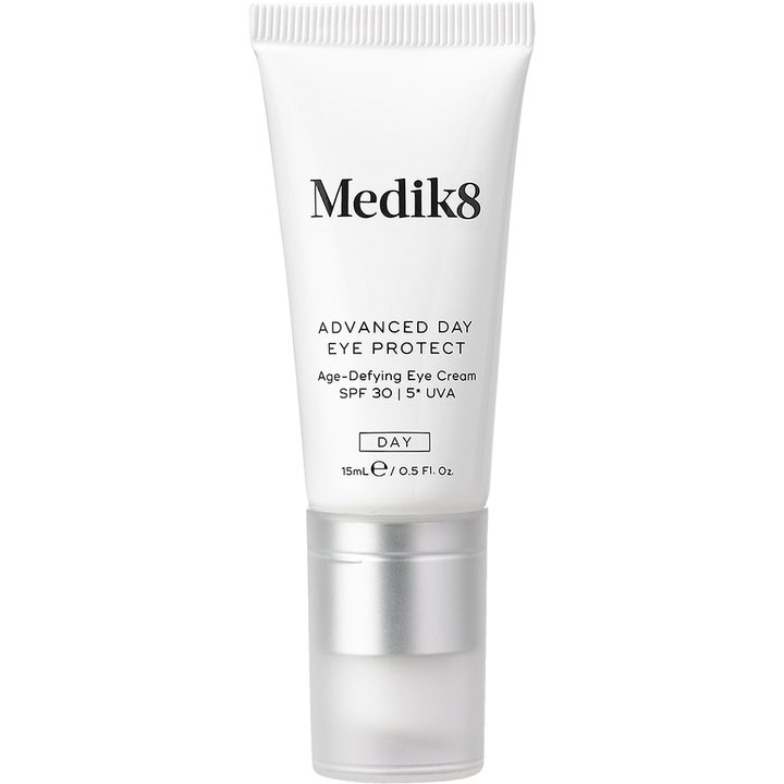 Medik8 Advanced Day Eye Protect 15 ml anti-age øjencreme i hvid tube med sølvfarvet låg og SPF 30