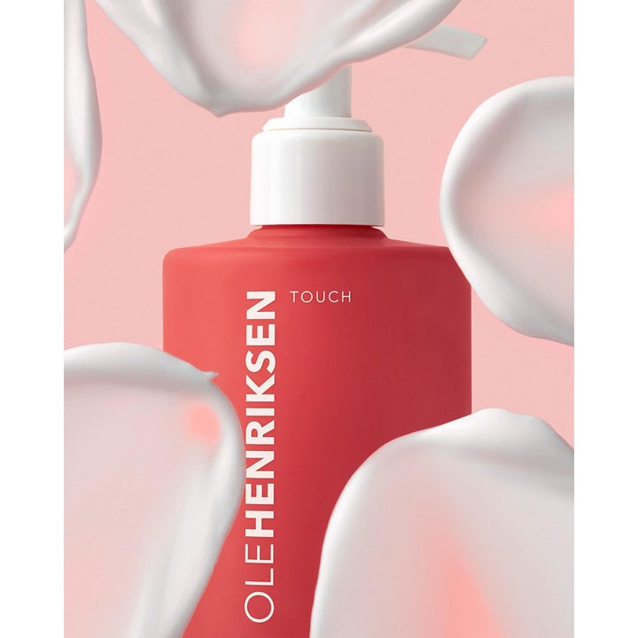 Ole Henriksen Touch Body Lotion 400 ml giver fugt med hvid creme omkring en rød flaske med pumpe