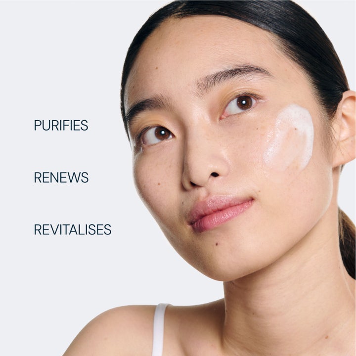 Elemis Dynamic Resurfacing Facial Wash 200 ml ansigtsvask vist på model med skum og teksten purifies renews revitalises