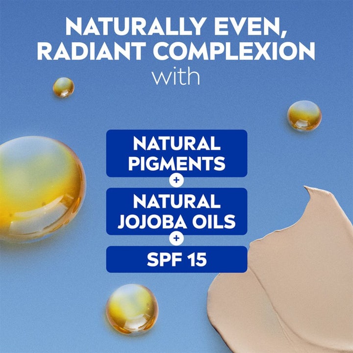 NIVEA BB Tinted Moisturiser 50 ml dagcreme giver jævn glød med jojobaolie og SPF 15 vist som en cremet tekstur.