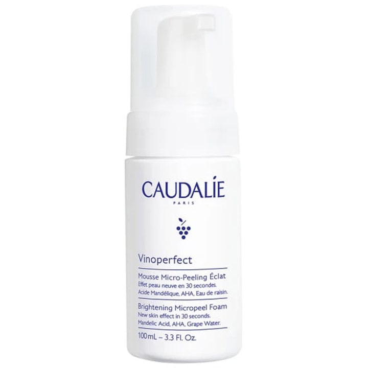 Caudalie Vinoperfect Brightening Micropeel Foam 100 ml eksfolierende ansigtsskum i hvid flaske med AHA og blåt logo.