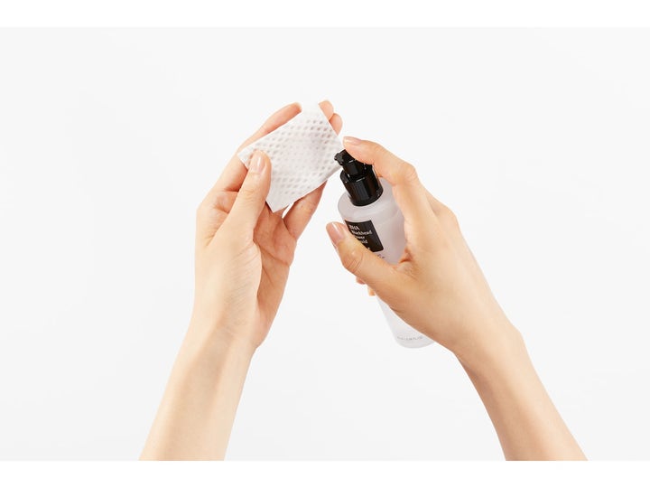 COSRX BHA Blackhead Power Liquid 100 ml toner mod hudorme der påføres en vatrondel fra hvid pumpeflaske.