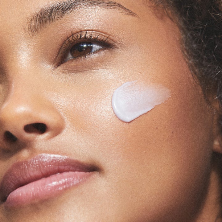 KORA Organics Plant Stem Cell Retinol Alternative Moisturizer 50 ml ansigtscreme påført på en kind