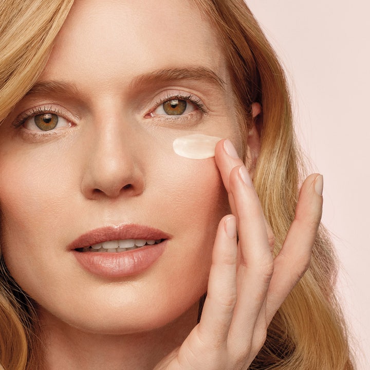 Shiseido Benefiance Wrinkle Smoothing Eye Cream 15 ml udglattende øjencreme påført under øjet på en kvinde.