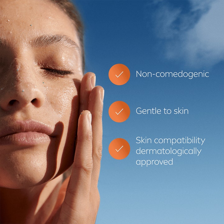 NIVEA Derma Skin Clear Anti-Blemish Scrub 150 ml ansigtsskrub mod urenheder på hud i sollys med tekst om non-comedogenic.